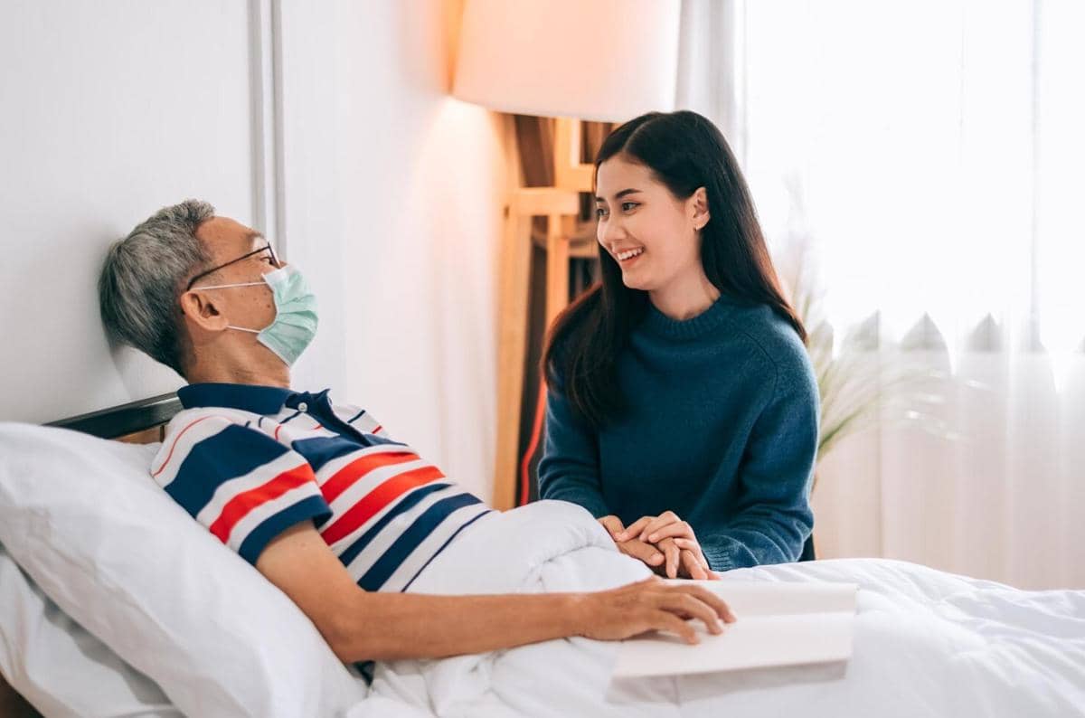 5 Alasan Kenapa Merawat Orang Tua Bisa Bikin Kamu Kelelahan Mental