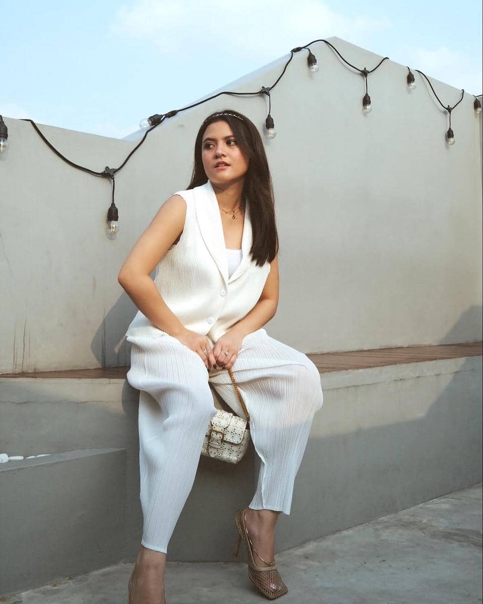 referensi outfit ke kantor ala Marsha Aruan