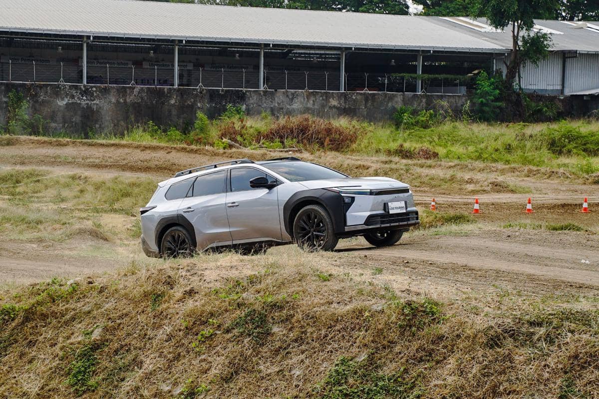 Toyota bZ4X Touring dipamerkan di area acara otomotif, kendaraan listrik ini dijual seharga Rp889 juta.