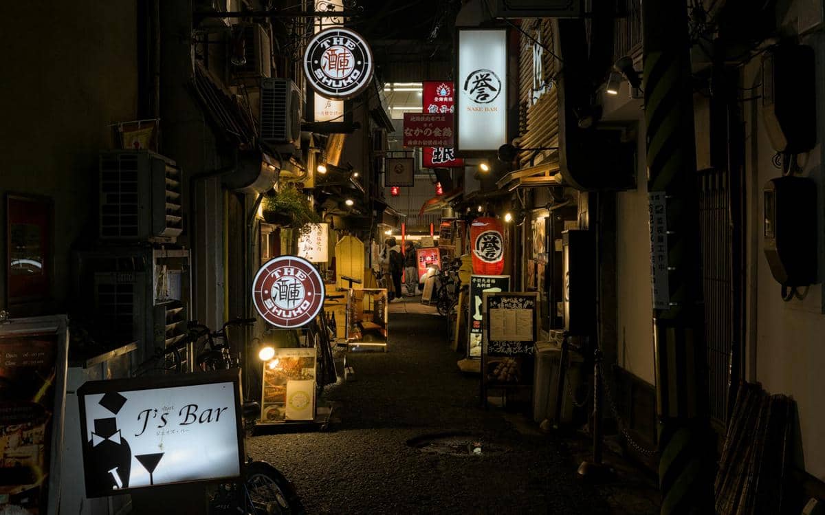 ilustrasi gang sempit dengan kafe di Osaka