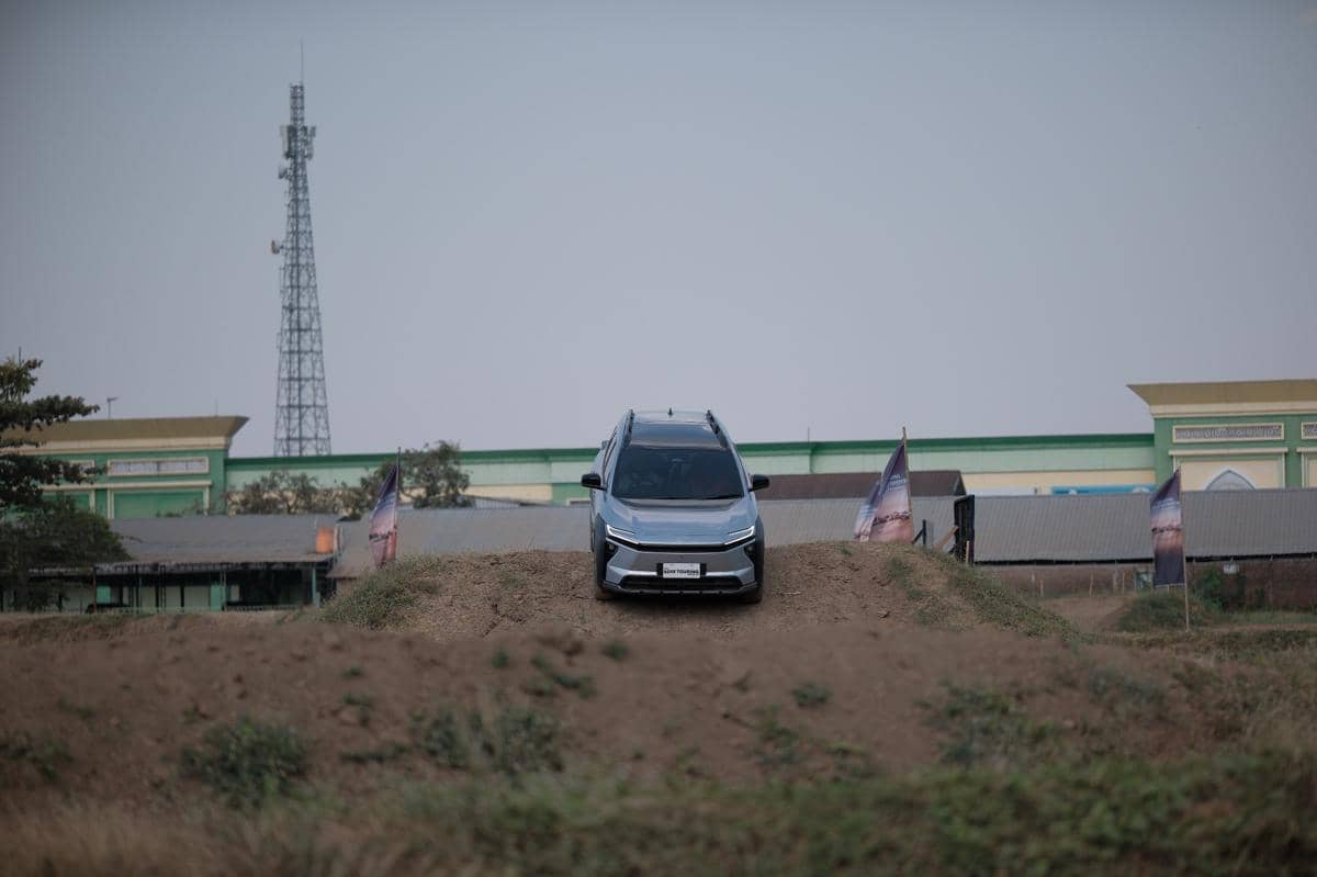Toyota bZ4X Touring melaju di jalur berbatu, menggambarkan kemampuan off-road yang lebih baik dibandingkan bZ4X biasa.