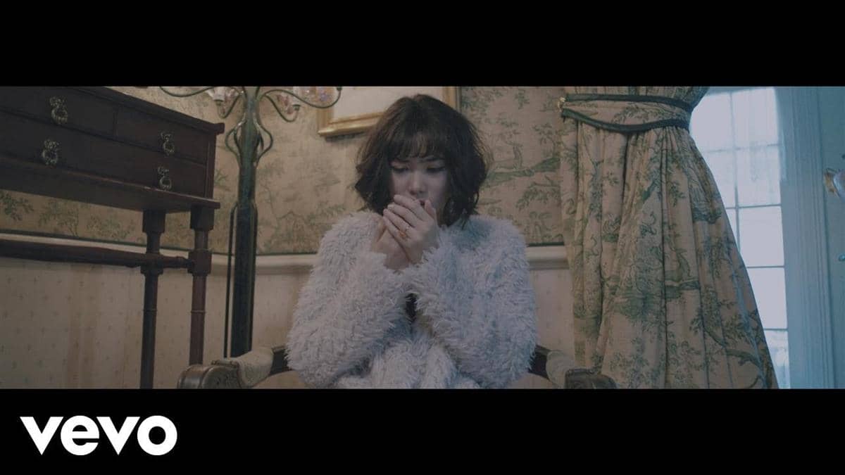 Cuplikan video klip lagu “Lembaran Buku” oleh Isyana Sarasvati yang diunggah melalui kanal YouTube resmi.
