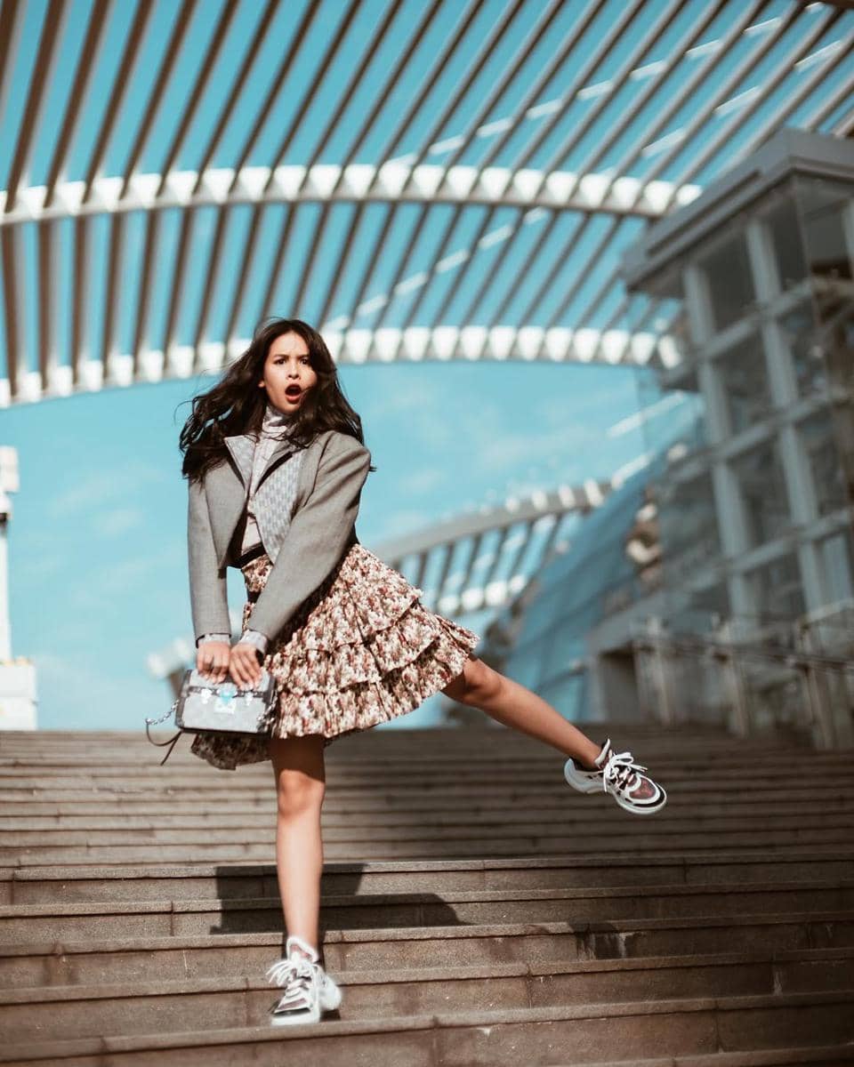 inspirasi outfit pakai mini skirt ala Maudy Ayunda 