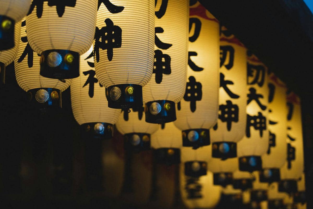 ilustrasi lampion di kuil kawasan Hozenji