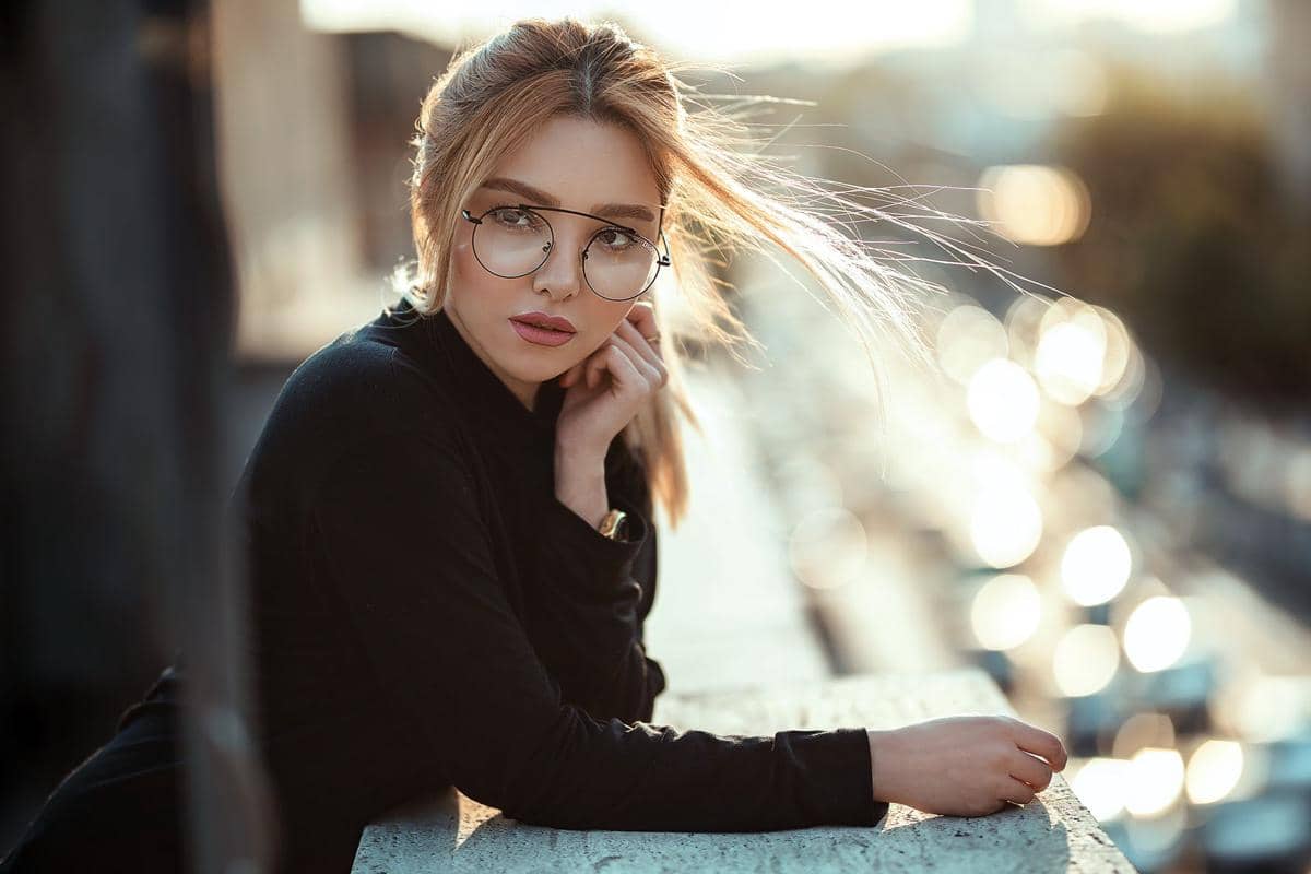 Wanita berkacamata