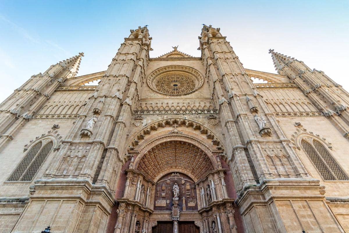 Potret eksterior Catedral-Basílica de Santa María de Mallorca atau La Seu di Mallorca dalam komposisi vertikal.