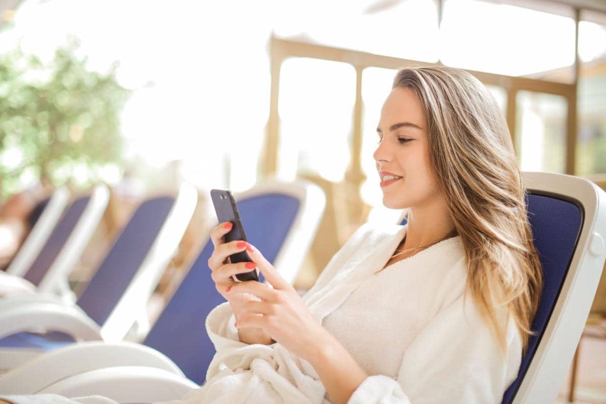 Ilustrasi menggunakan smartphone