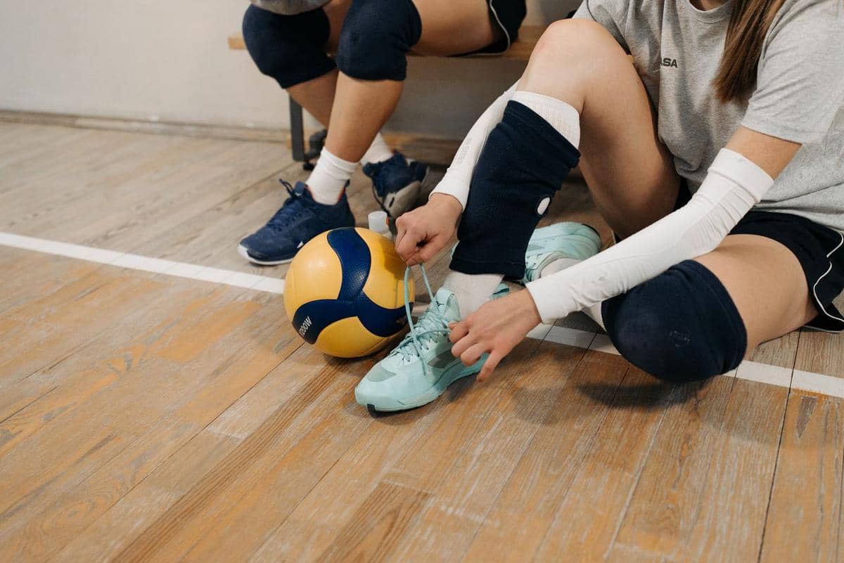 7 Rekomendasi Sepatu Voli Nyaman dengan Harga Terjangkau