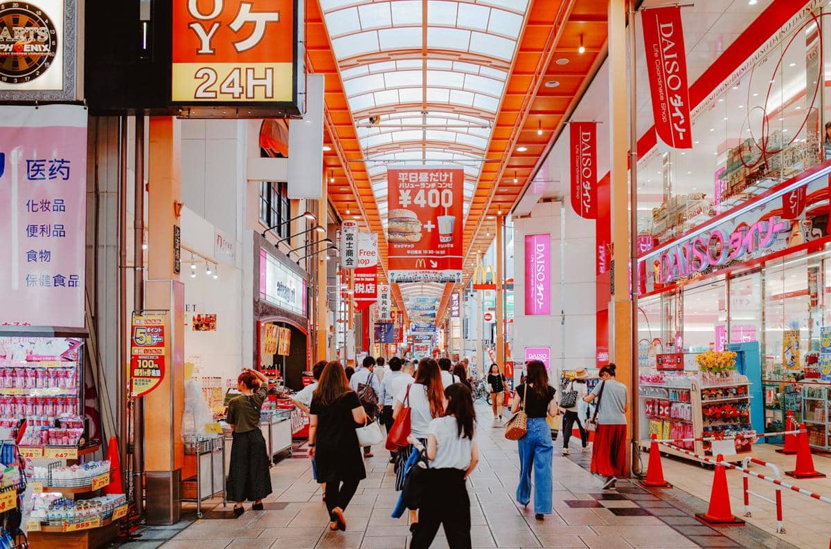 ilustrasi shopping street di Osaka