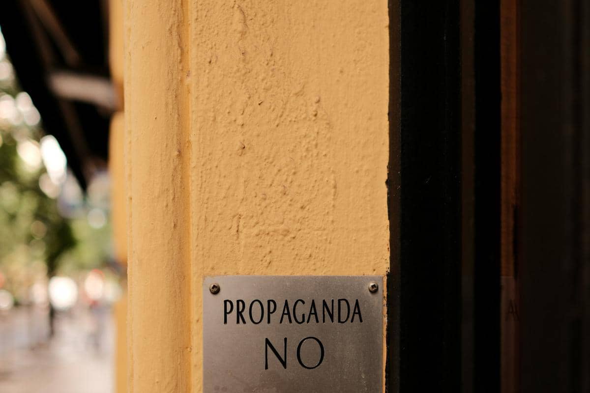 Propaganda yang dilarang.