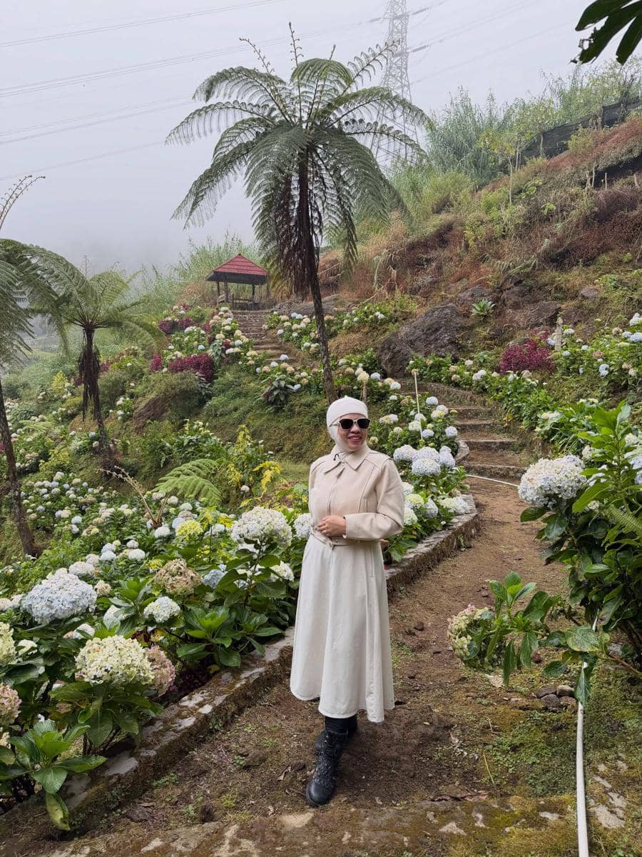 Geni Faruk dan keluarga liburan di Dataran Tinggi Dieng