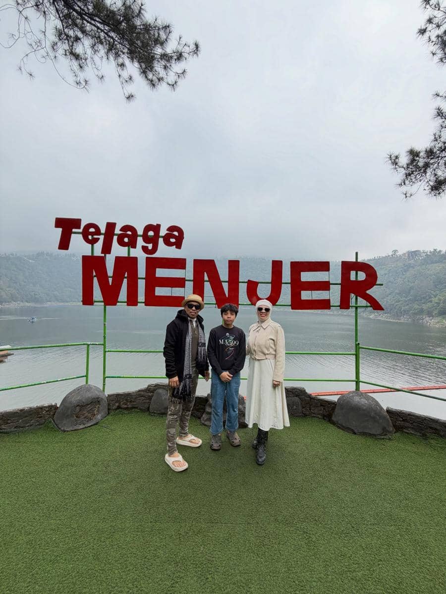 Geni Faruk dan keluarga liburan di Dataran Tinggi Dieng