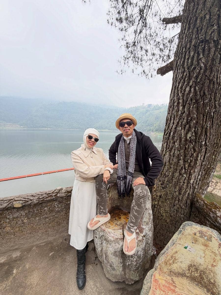 Geni Faruk dan keluarga liburan di Dataran Tinggi Dieng
