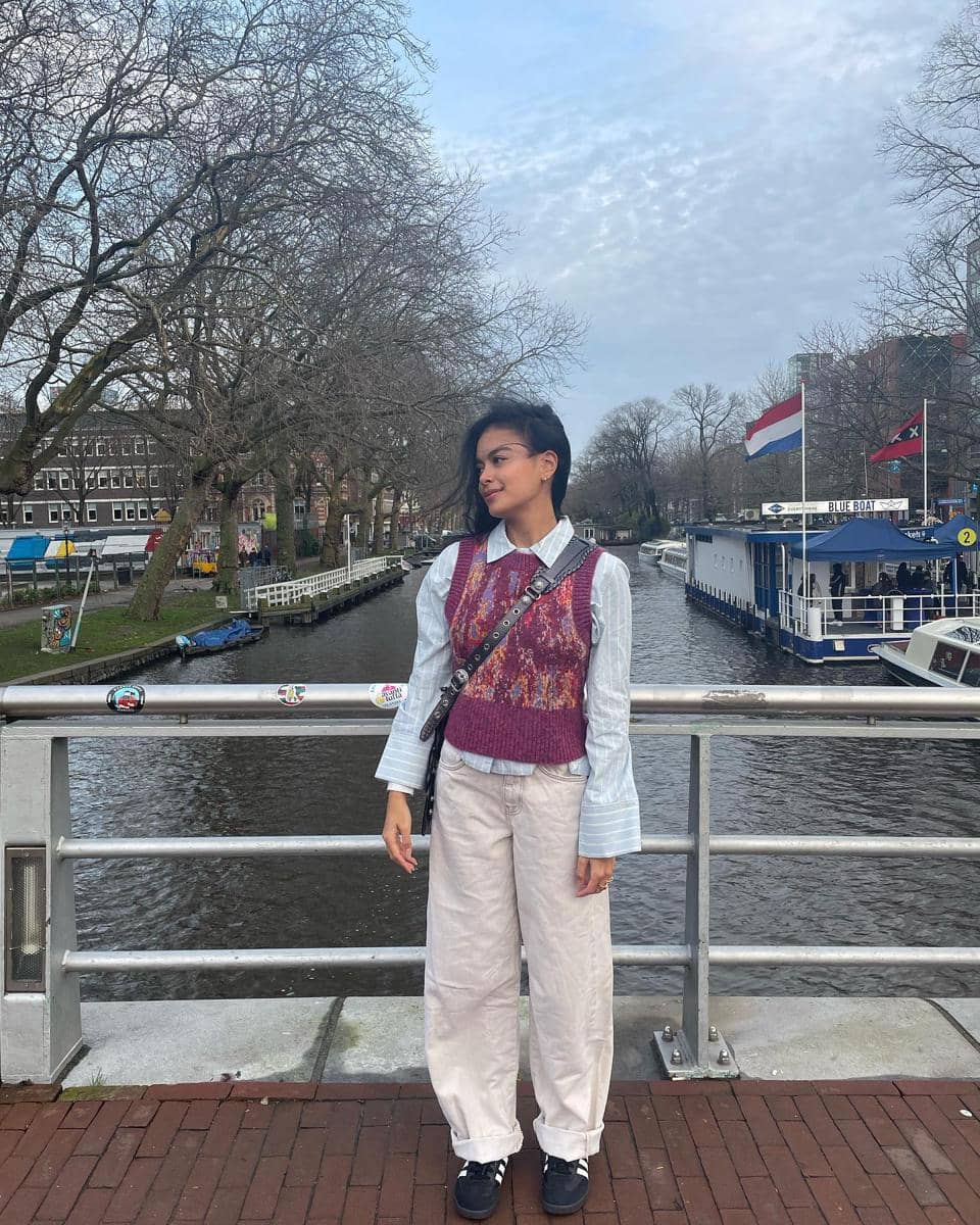 Potret Eva Celia dalam unggahan Instagram dengan tampilan sederhana dan ekspresi tenang menghadap kamera.