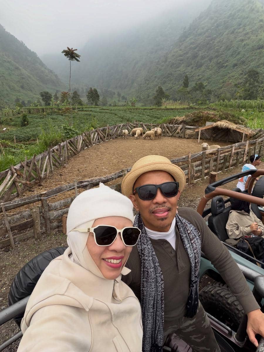 Geni Faruk dan keluarga liburan di Dataran Tinggi Dieng