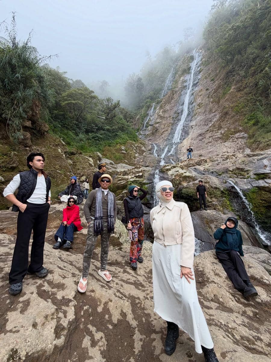 Geni Faruk dan keluarga liburan di Dataran Tinggi Dieng