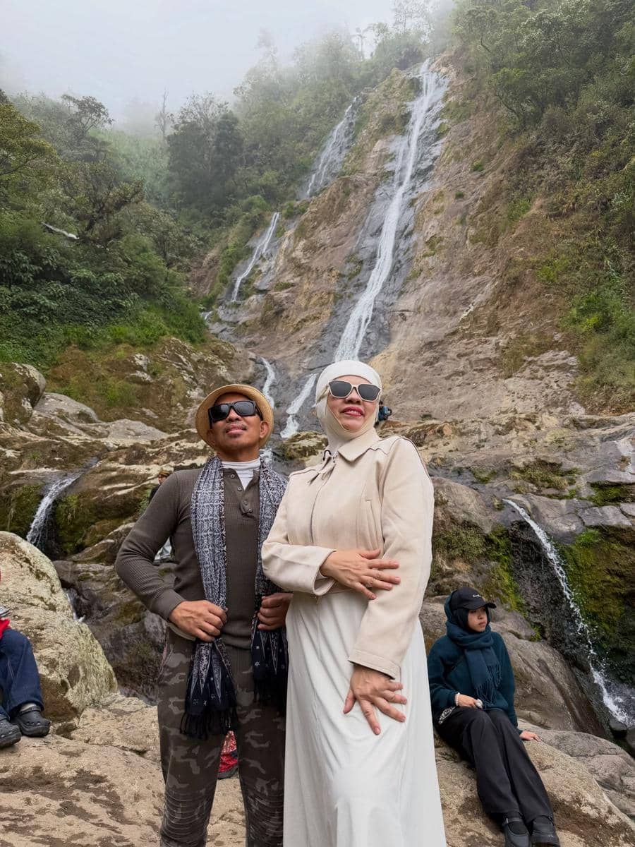 Geni Faruk dan keluarga liburan di Dataran Tinggi Dieng