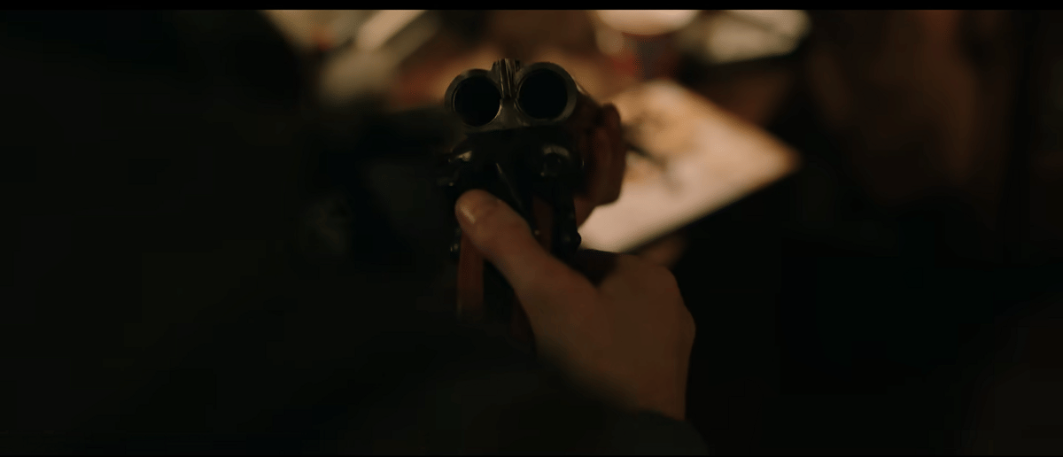 Shotgun dalam Resident Evil, materi promosi film yang dikreditkan kepada Constantin Pictures dan Sony Pictures Releasing.