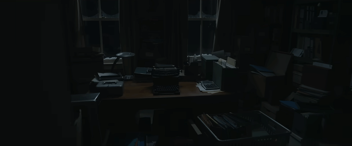 Mesin tik referensi di film Resident Evil dalam materi promosi Constantin Pictures dan Sony Pictures Releasing tahun 2026.