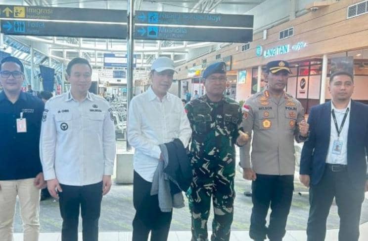 Presiden Jokowi mengenakan kemeja putih berjalan di area bandara saat transit di Kupang menuju Flores untuk meninjau dampak gempa.