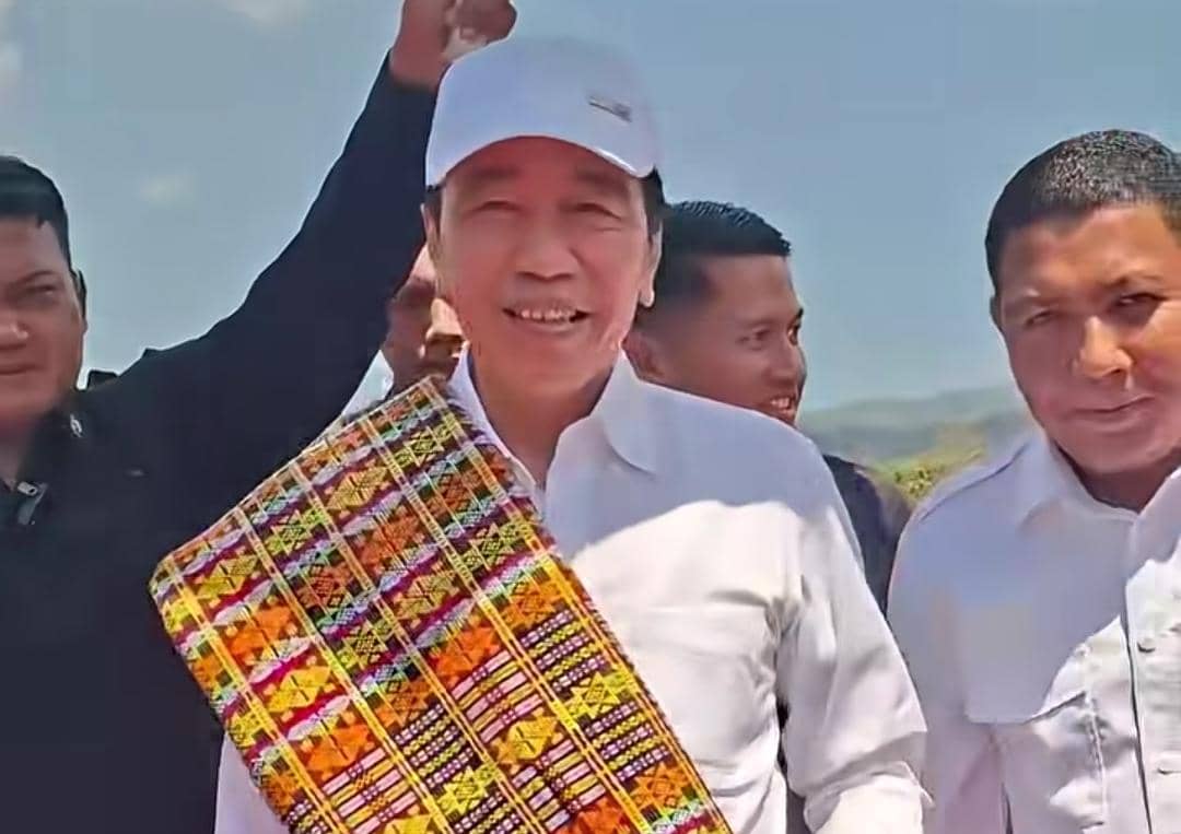 Jokowi tiba di Sikka, Nusa Tenggara Timur, untuk meninjau langsung dampak gempa Flores di wilayah tersebut.