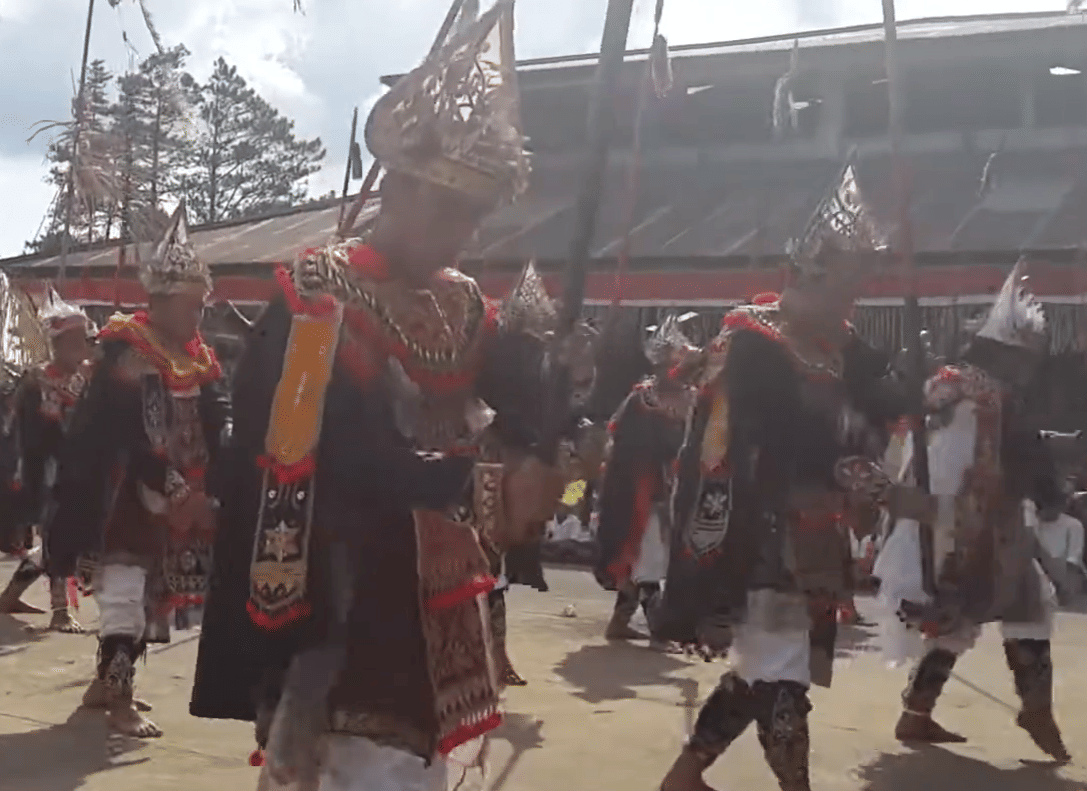 Pertunjukan Tari Baris Goak di Desa Selulung. 
