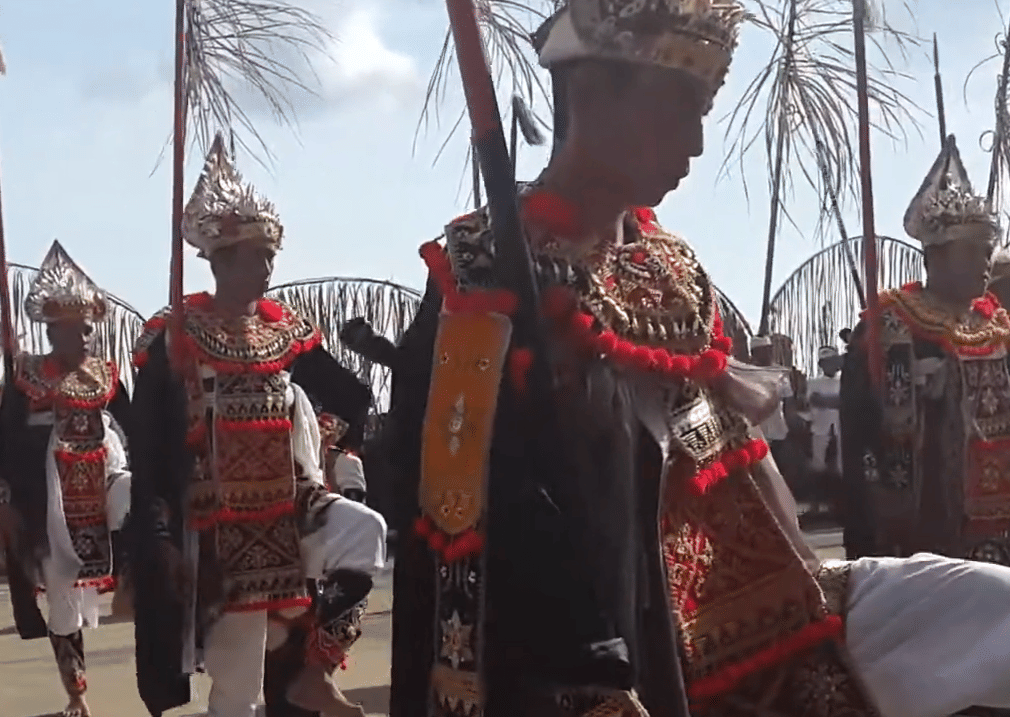 Pertunjukan Tari Baris Goak di Desa Selulung. 