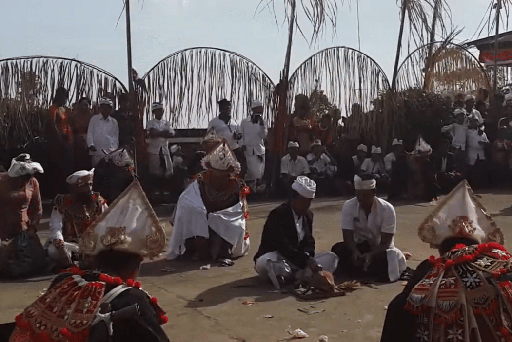 Pertunjukan Tari Baris Goak di Desa Selulung. 