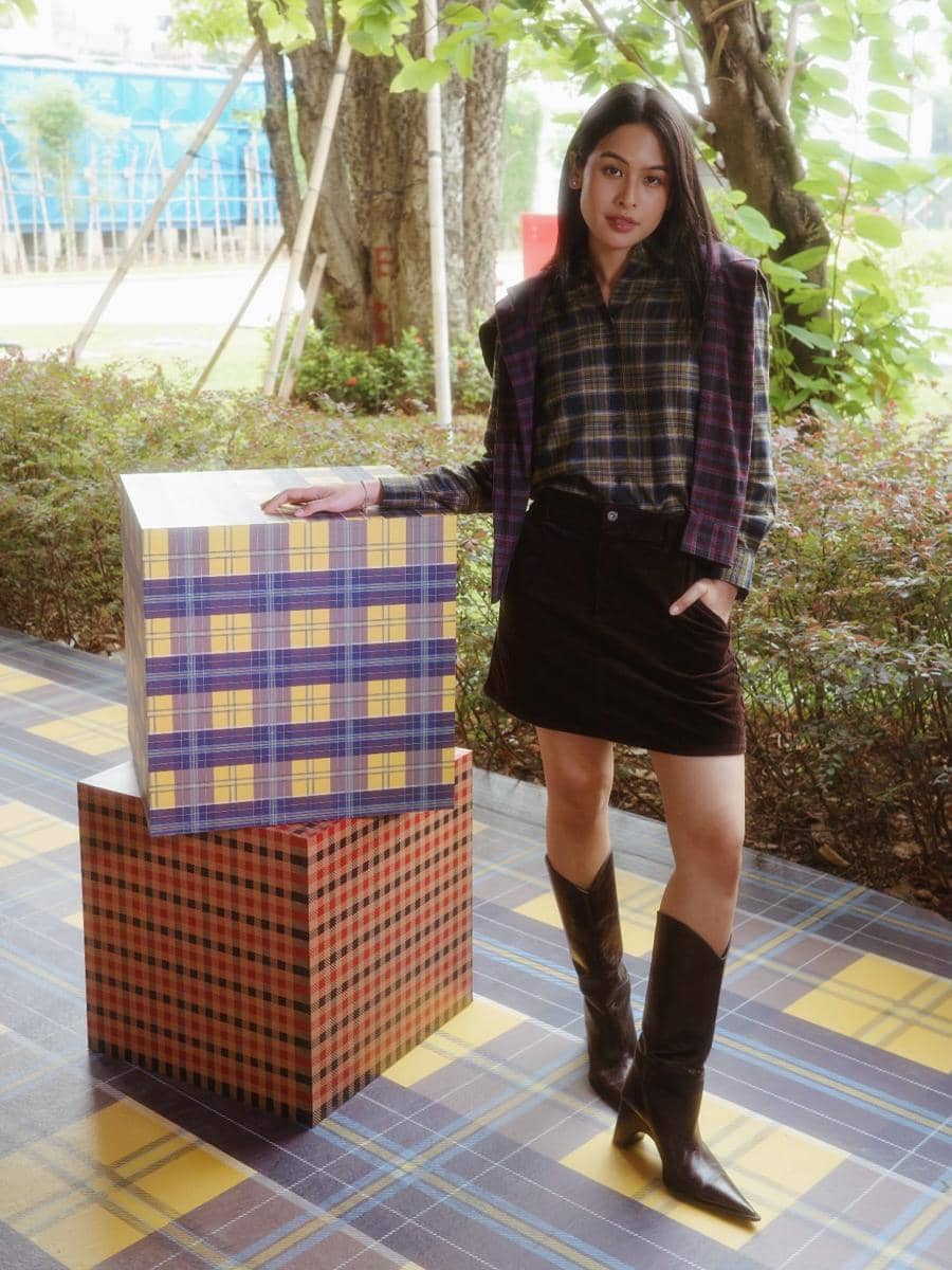 inspirasi outfit pakai mini skirt ala Maudy Ayunda 