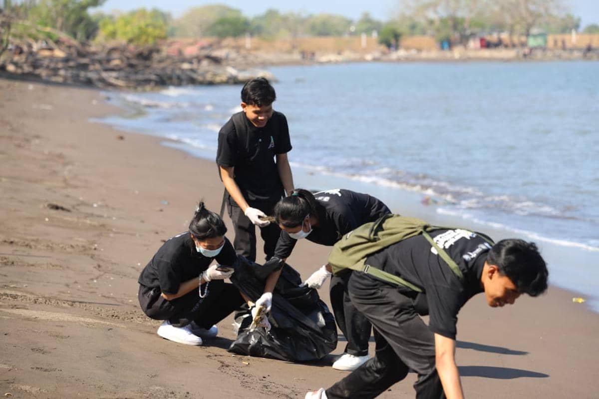 Politeknik Pariwisata (Poltekpar) Makassar menggelar Gerakan Wisata Bersih (GWB) di kawasan pesisir Kota Makassar, Senin (14/9). (Dok. Istim