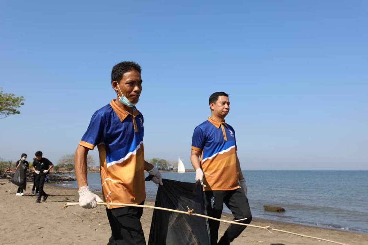 Politeknik Pariwisata (Poltekpar) Makassar menggelar Gerakan Wisata Bersih (GWB) di kawasan pesisir Kota Makassar, Senin (14/9). (Dok. Istim