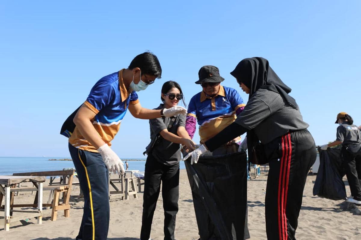 Jelang World Tourism Day, Poltekpar Makassar Bersih-bersih Pantai