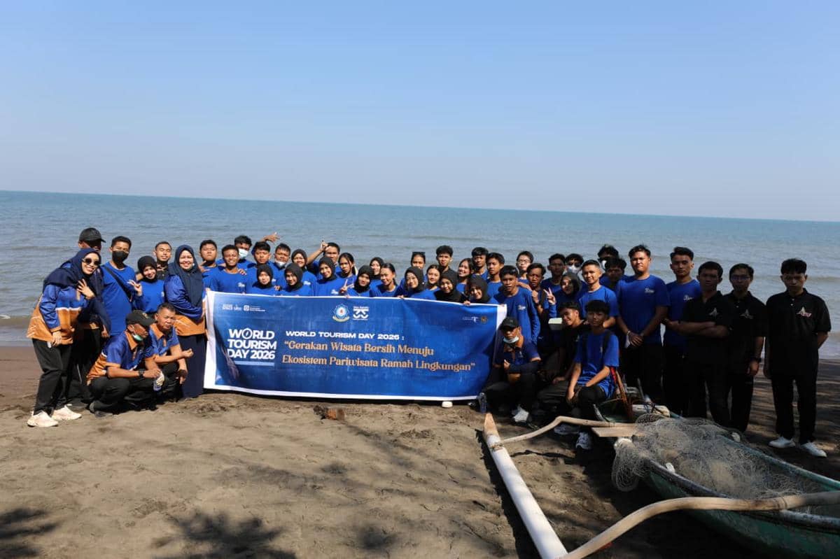 Politeknik Pariwisata (Poltekpar) Makassar menggelar Gerakan Wisata Bersih (GWB) di kawasan pesisir Kota Makassar, Senin (14/9). (Dok. Istim