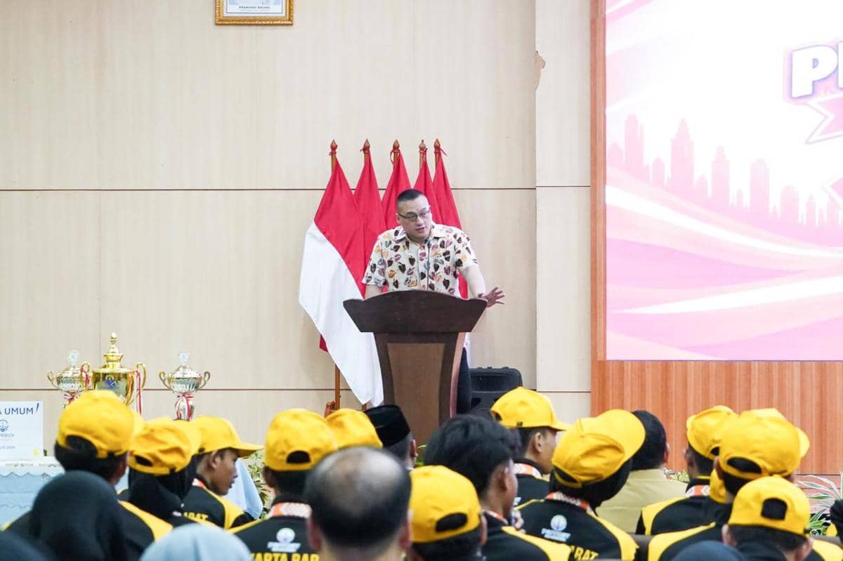 Para atlet Jakarta Barat menerima apresiasi usai meraih gelar juara Popprov Jakarta 2026 dalam acara penghargaan.