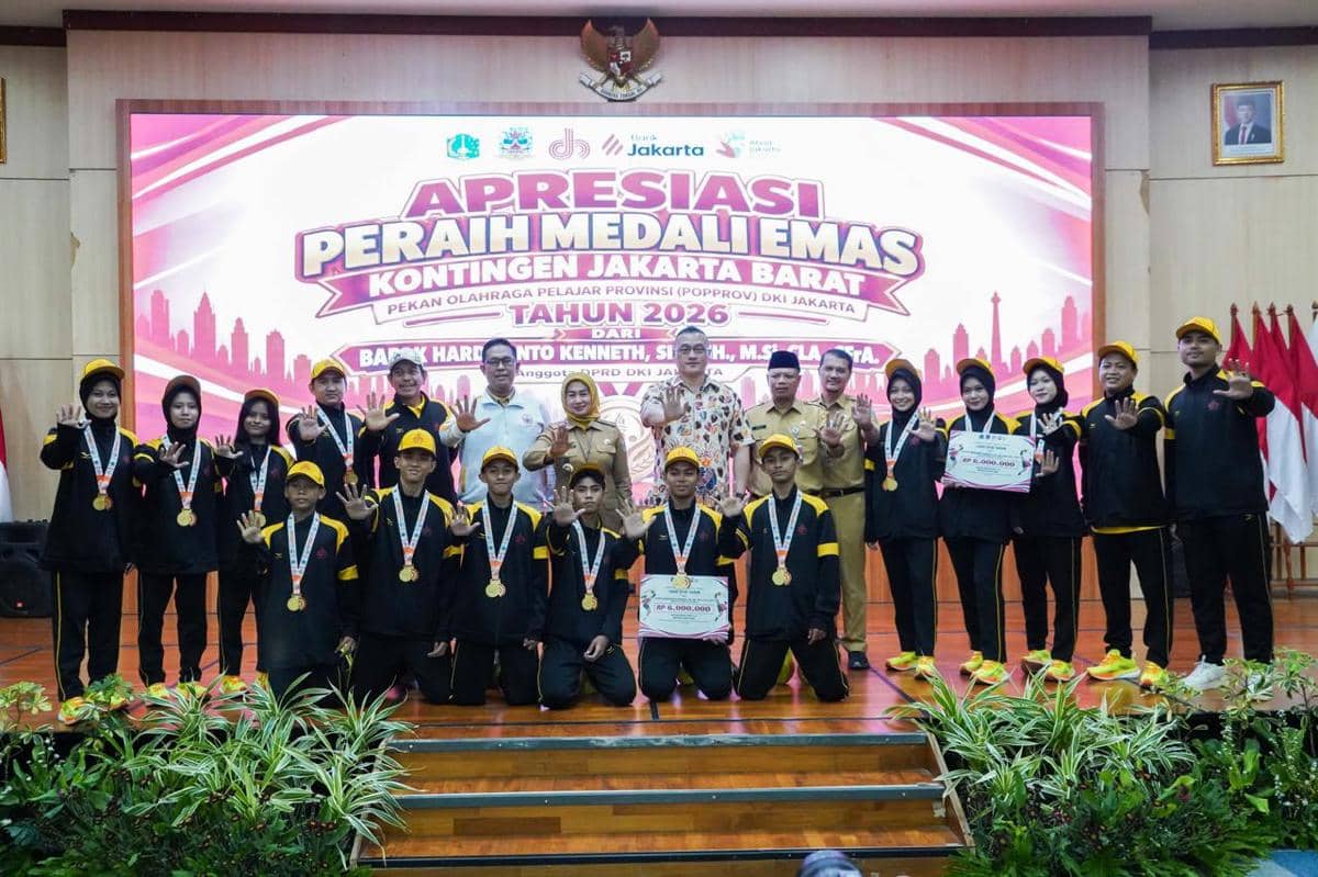 Para atlet Jakarta Barat menerima apresiasi setelah meraih gelar juara Popprov Jakarta 2026 dalam acara penghargaan.