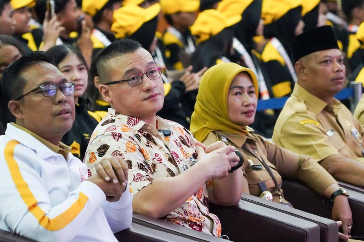 Para atlet Jakarta Barat menerima apresiasi setelah menjadi juara Popprov Jakarta 2026 dalam acara penghargaan.