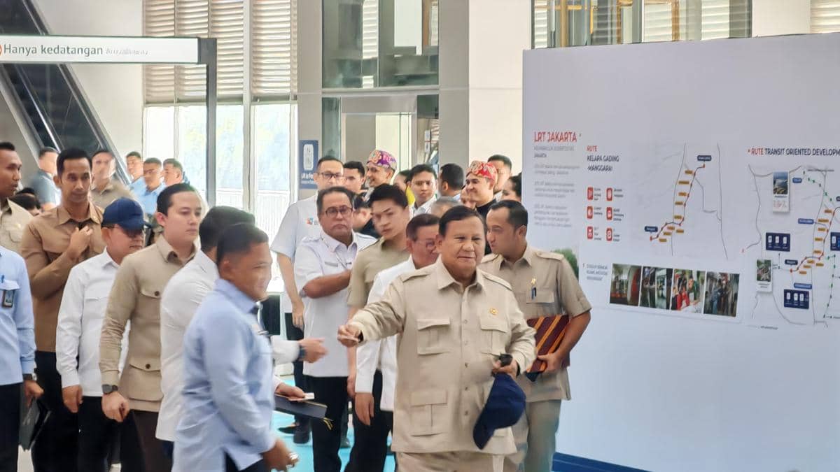 Presiden Prabowo Subianto mencoba menggunakan moda LRT Jakarta dari Kelapa Gading-Manggarai, pada Rabu (16/9/2026). (IDN Times/Ilman Nafi'an