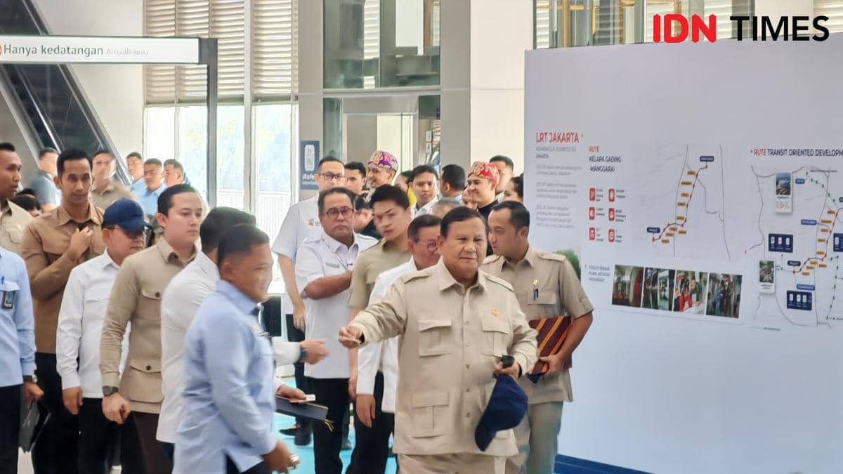 Momen Prabowo Kembalikan Tiket LRT Jakarta ke Teddy