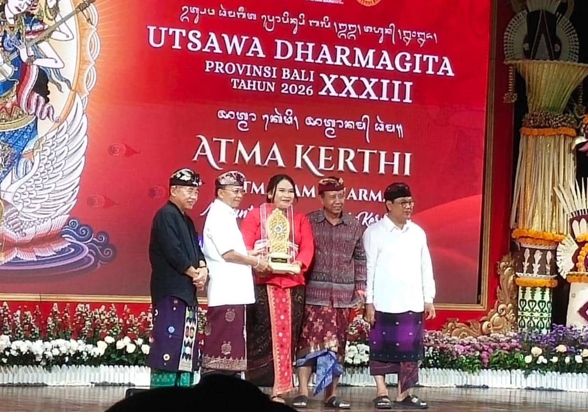 Kontingen Kabupaten Tabanan berpose bersama usai meraih prestasi pada ajang Utsawa Dharma Gita Bali XXXIII 2026.