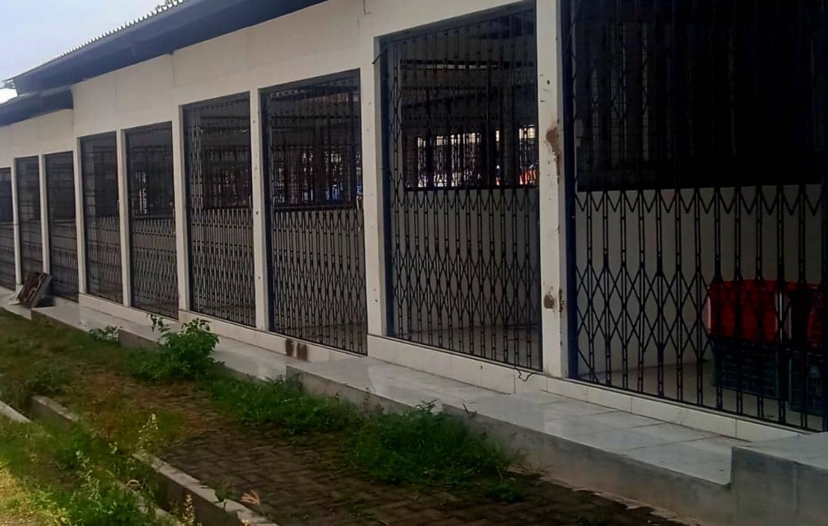 Deretan lapak Pasar Karangploso tampak mengkrak dengan bangunan kosong dan kondisi terbengkalai terkait dugaan korupsi.