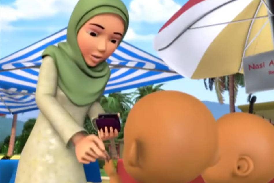 Kak Ros memberikan uang pada adiknya dan mengingatkan mereka untuk membeli satu hal saja