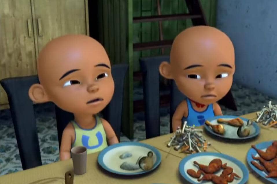 Upin dan Ipin kekenyangan dan menyisakan banyak bungkusan ayam yang masih belum termakan