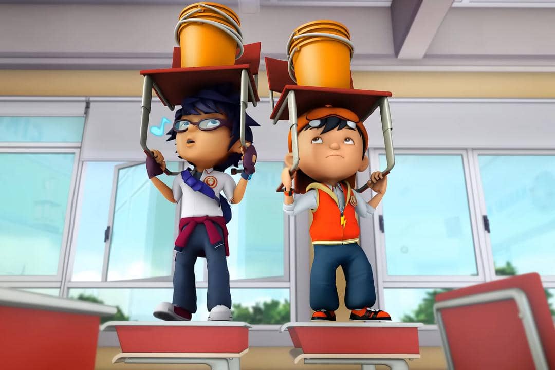 Fang dan BoBoiBoy mendapat hukuman disuruh berdiri di atas meja sambil mengangkat kursi berisi tumpukan ember di atas kepala mereka