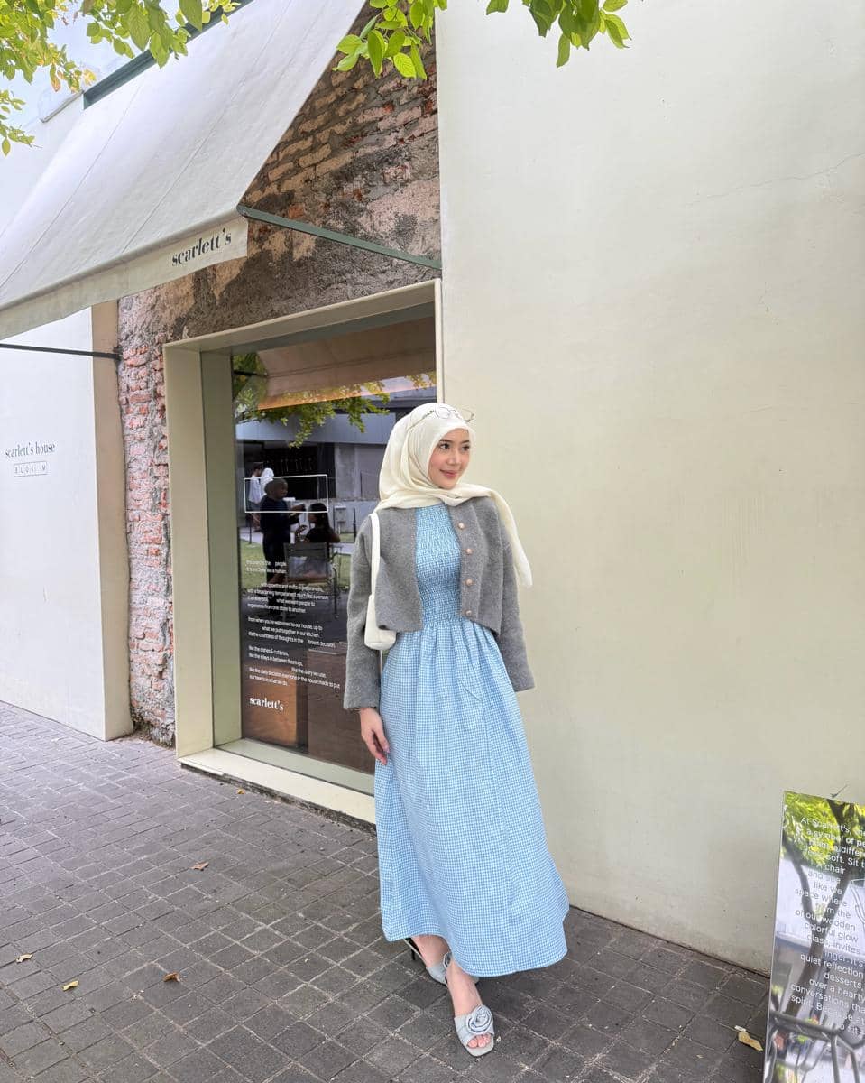 Faradithya Putri Lakcyta tampil dengan padu padan outer bergaya kasual untuk inspirasi busana remaja.