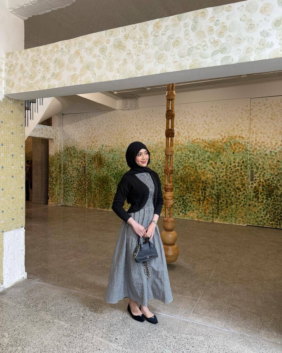 Faradithya Putri Lakcyta tampil mengenakan teen outer dalam inspirasi gaya kasual yang modis ala selebgram.