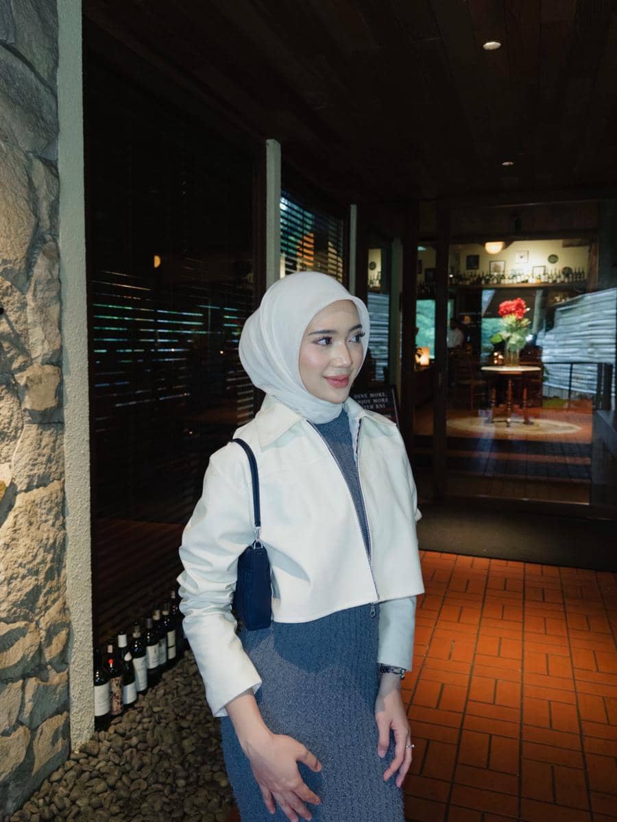 Faradithya Putri Lakcyta tampil mengenakan outer sebagai inspirasi gaya busana remaja ala selebgram.