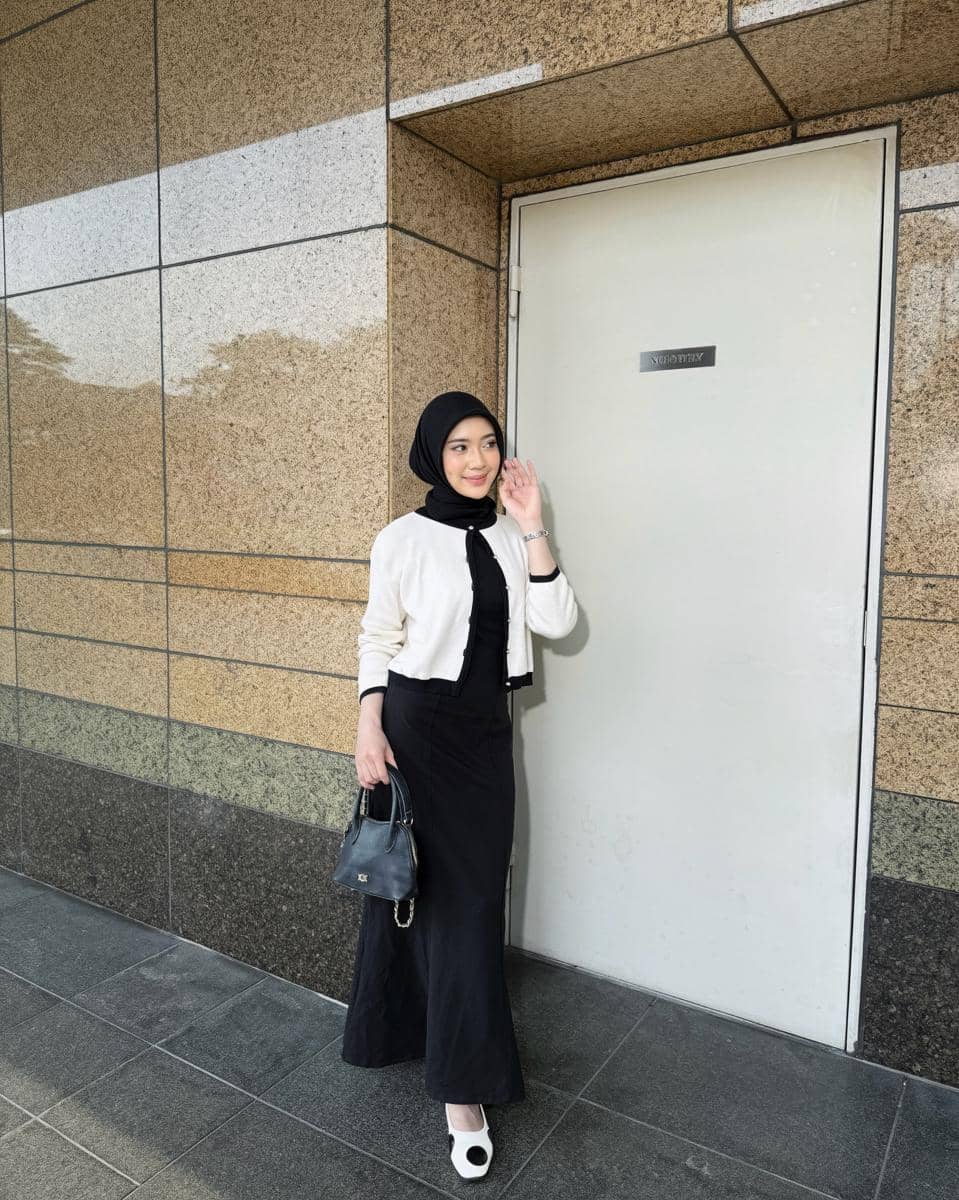 Faradithya Putri Lakcyta mengenakan padu padan outfit kasual dengan outer bergaya remaja untuk inspirasi busana.