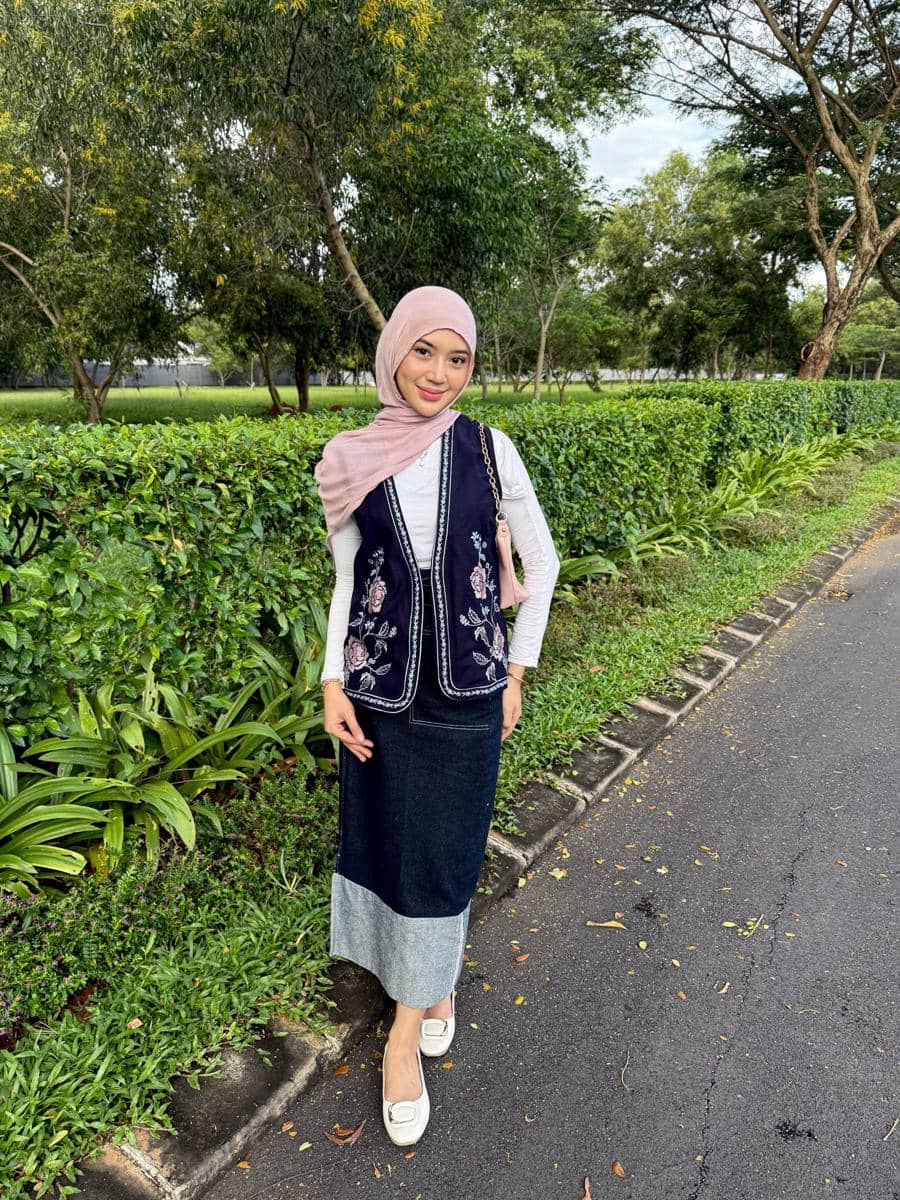 Faradithya Putri Lakcyta tampil dengan gaya busana remaja mengenakan outer untuk inspirasi outfit kasual.