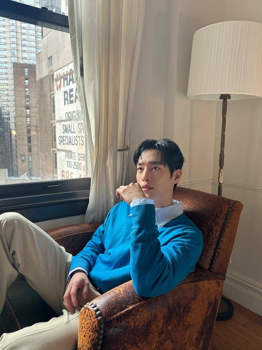 kombinasi outer untuk acara formal ala Seo Kang Joon