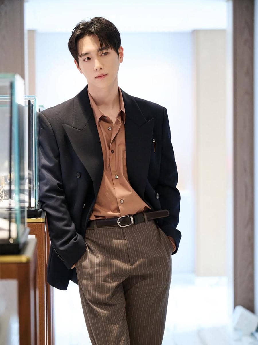 style outer untuk acara formal ala Seo Kang Joon